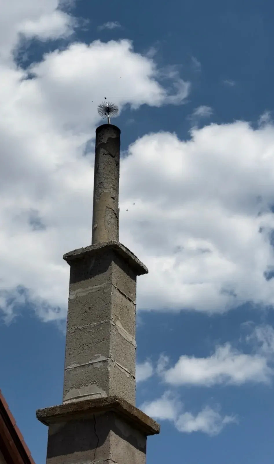 Detail čistenia starého komína