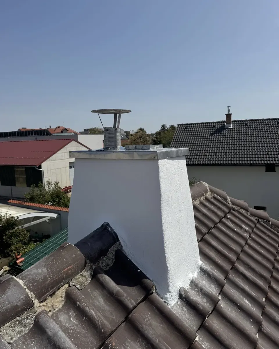 Komín po rekonštrukcii s novým obkladom a strieškou